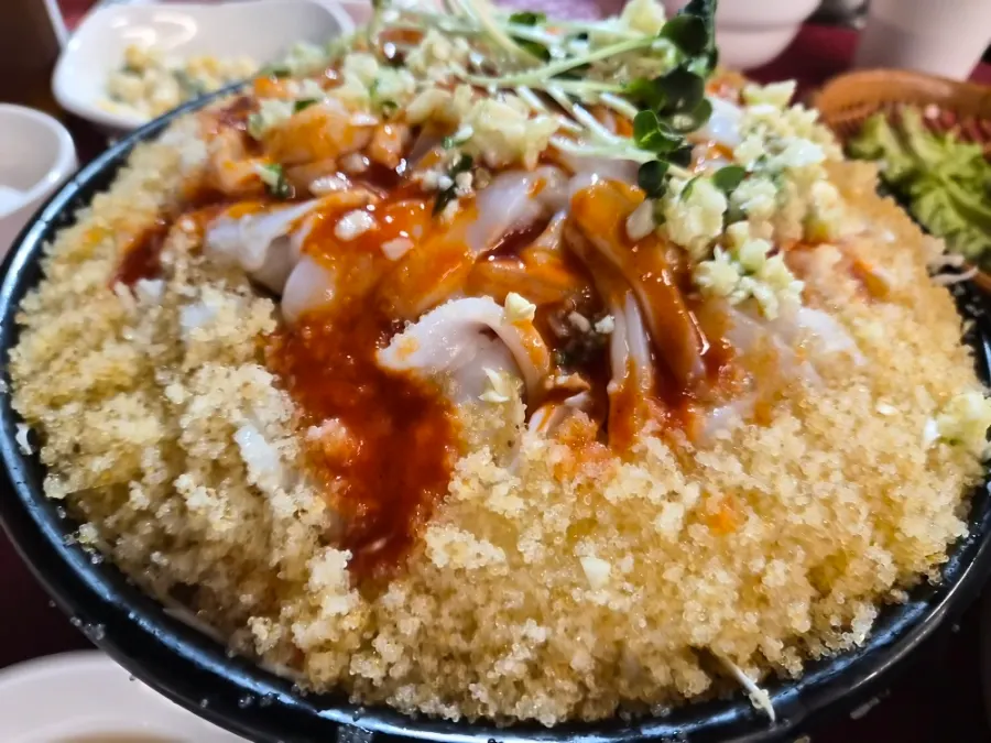 날치알 듬뿍 올린 갑오징어회 한 접시