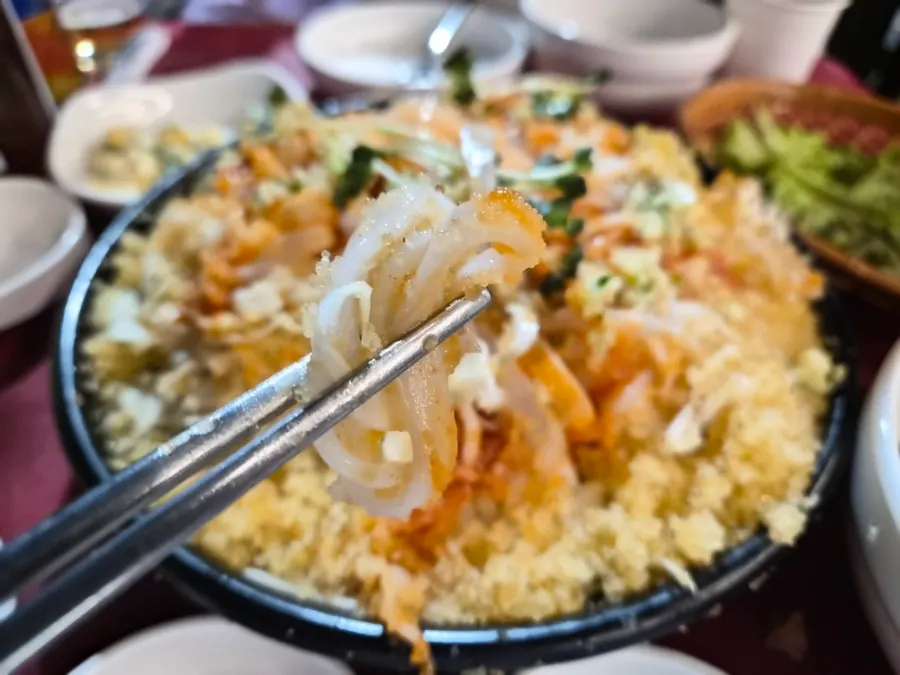 갑오징어회를 백김치에 올린 모습