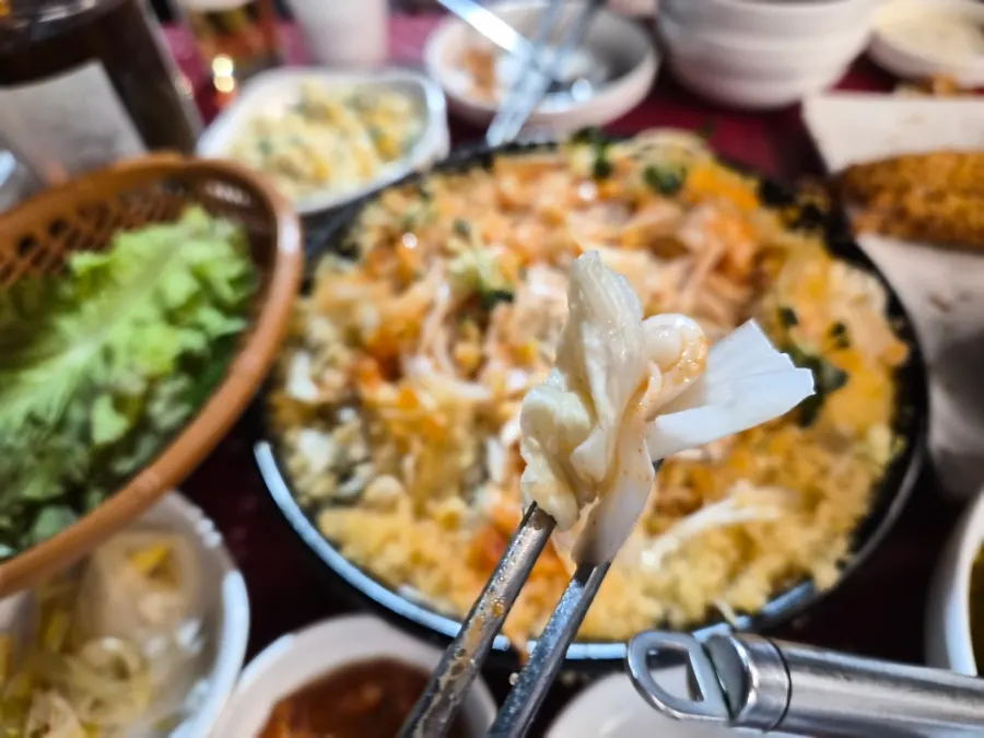 날치알과 함께 집어 든 갑오징어회