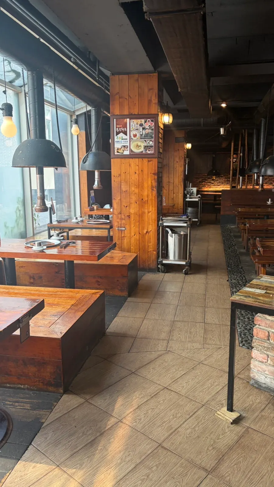 Spacious, cozy interior of Bongu Hwarro