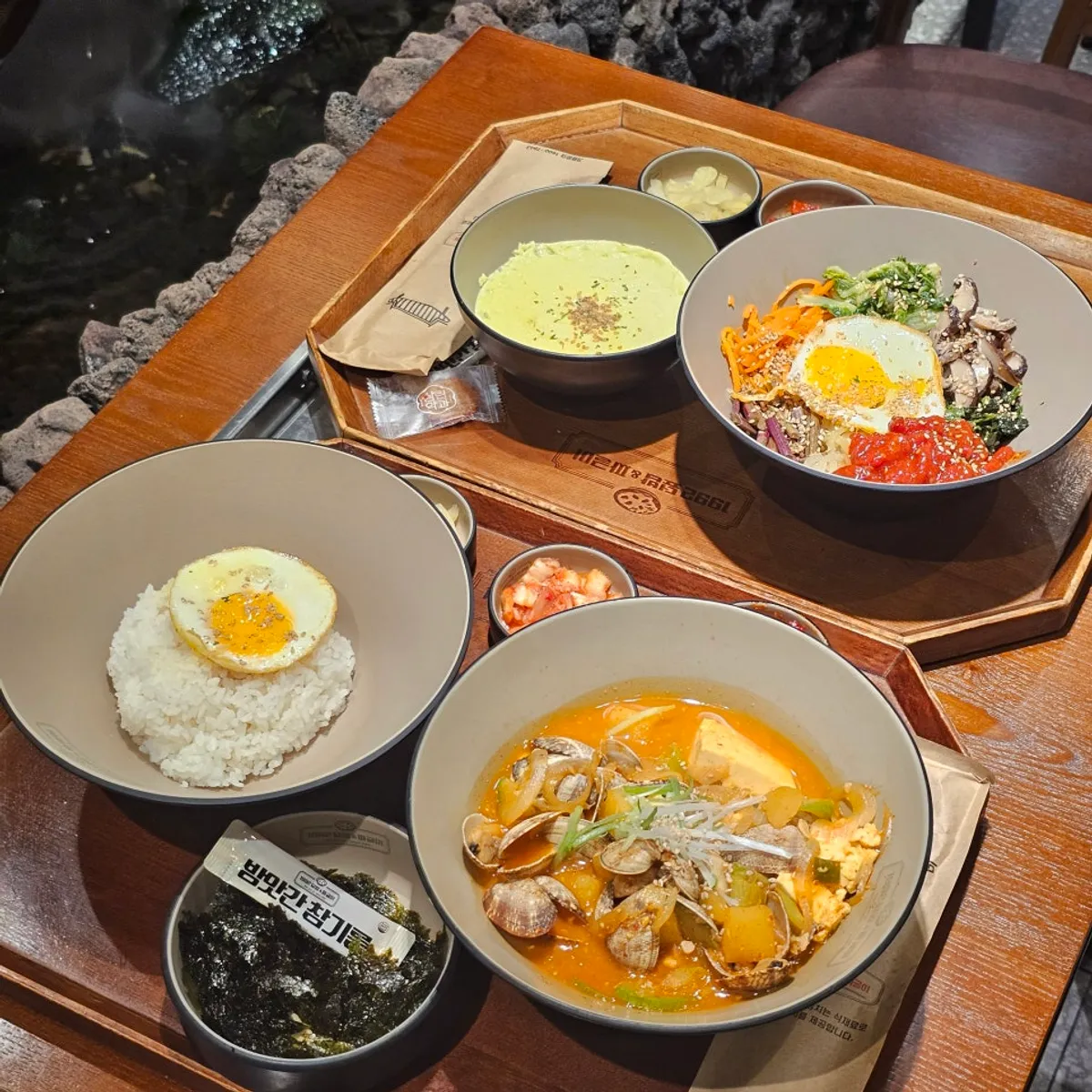 Main photo of the full table set at 1992 Deopbap & Jjageuli near Gangnam Station