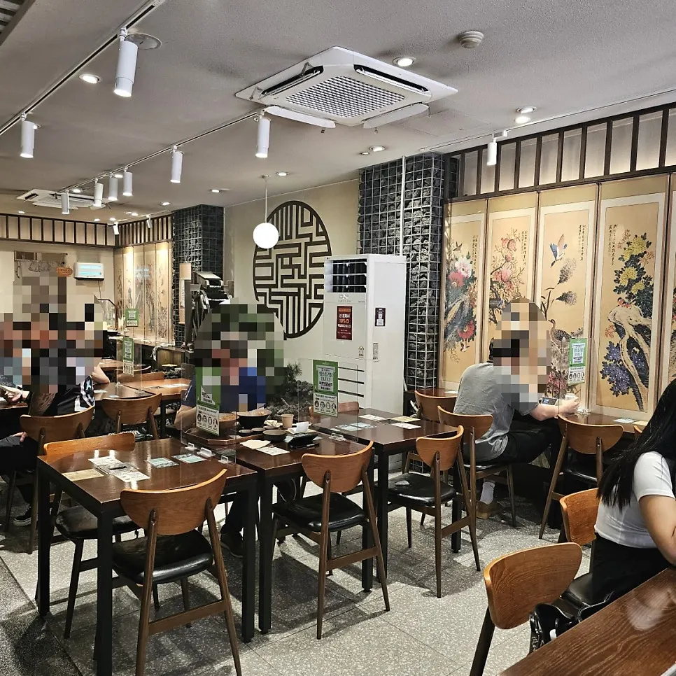 Long row of bar-style single seats