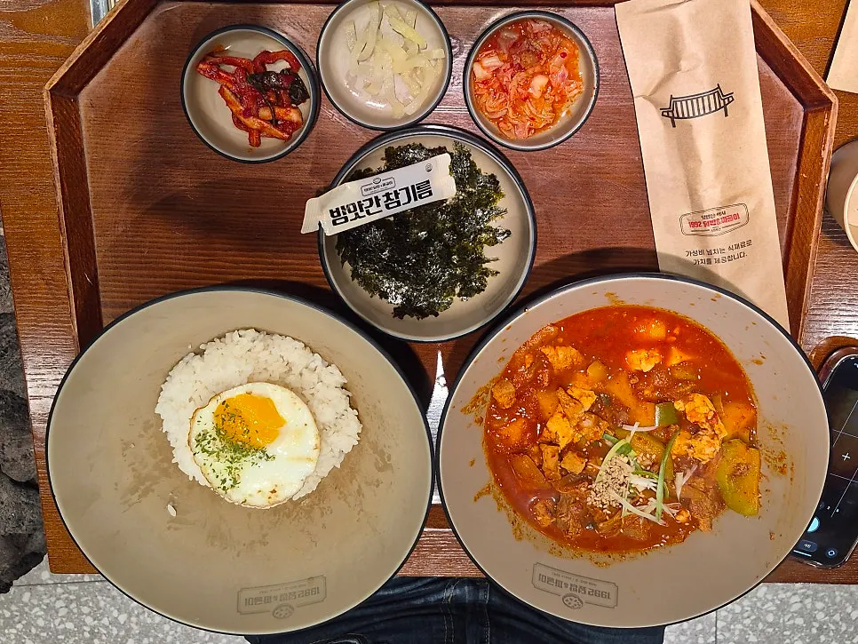 A pot of fully-loaded jjageuli packed with ingredients