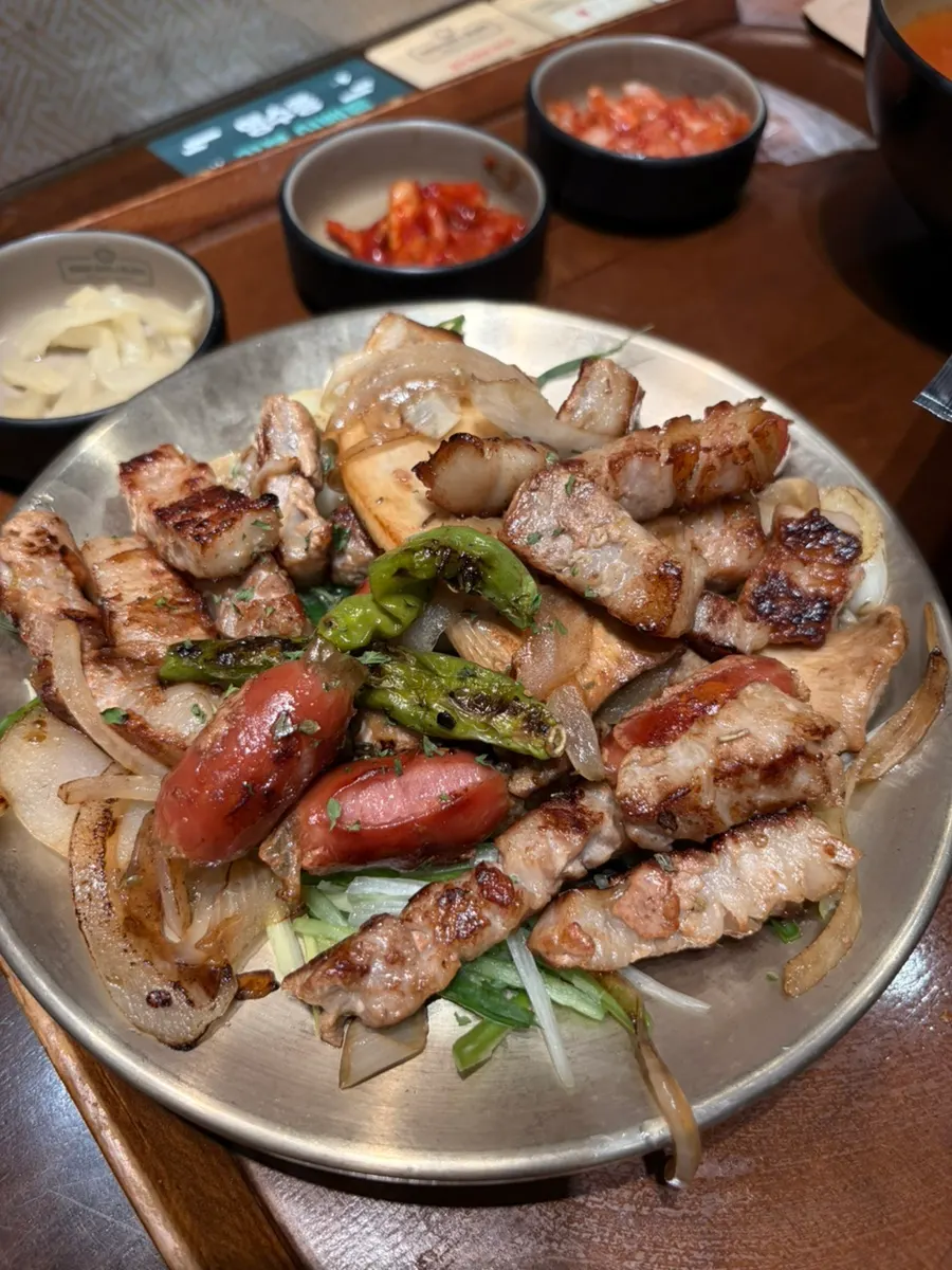 Generous portion of meat in the solo meat set