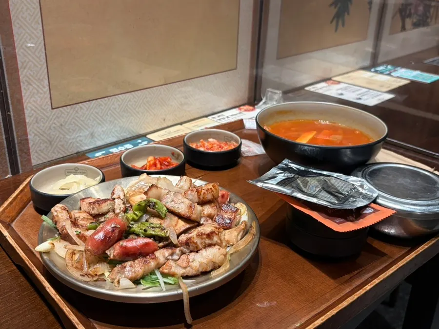 Table with kimchi jjigae chosen as the soup