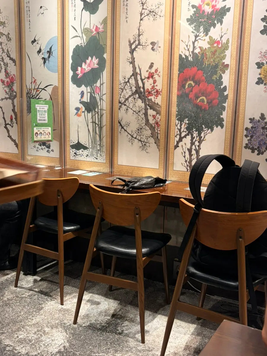 Solo dining seating at the Gangnam Main Branch
