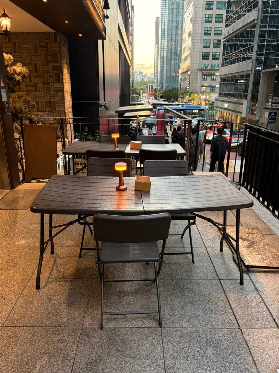 Table layout inside the Gangnam Main Branch