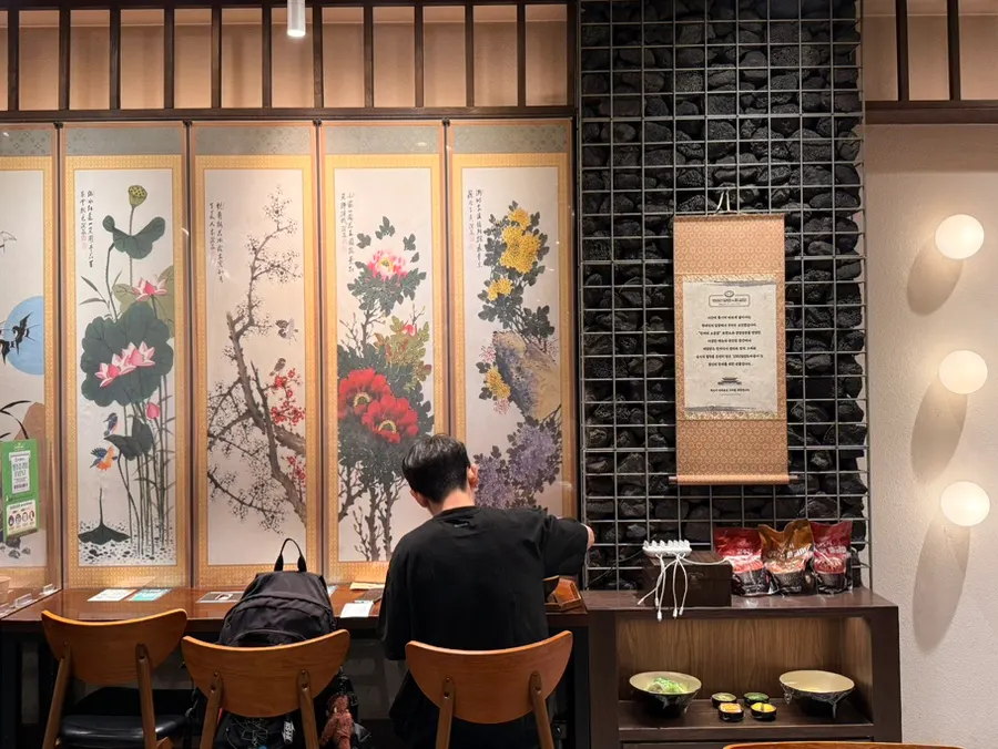Interior of 1992 Deopbap & Jjageuli Gangnam Main Branch