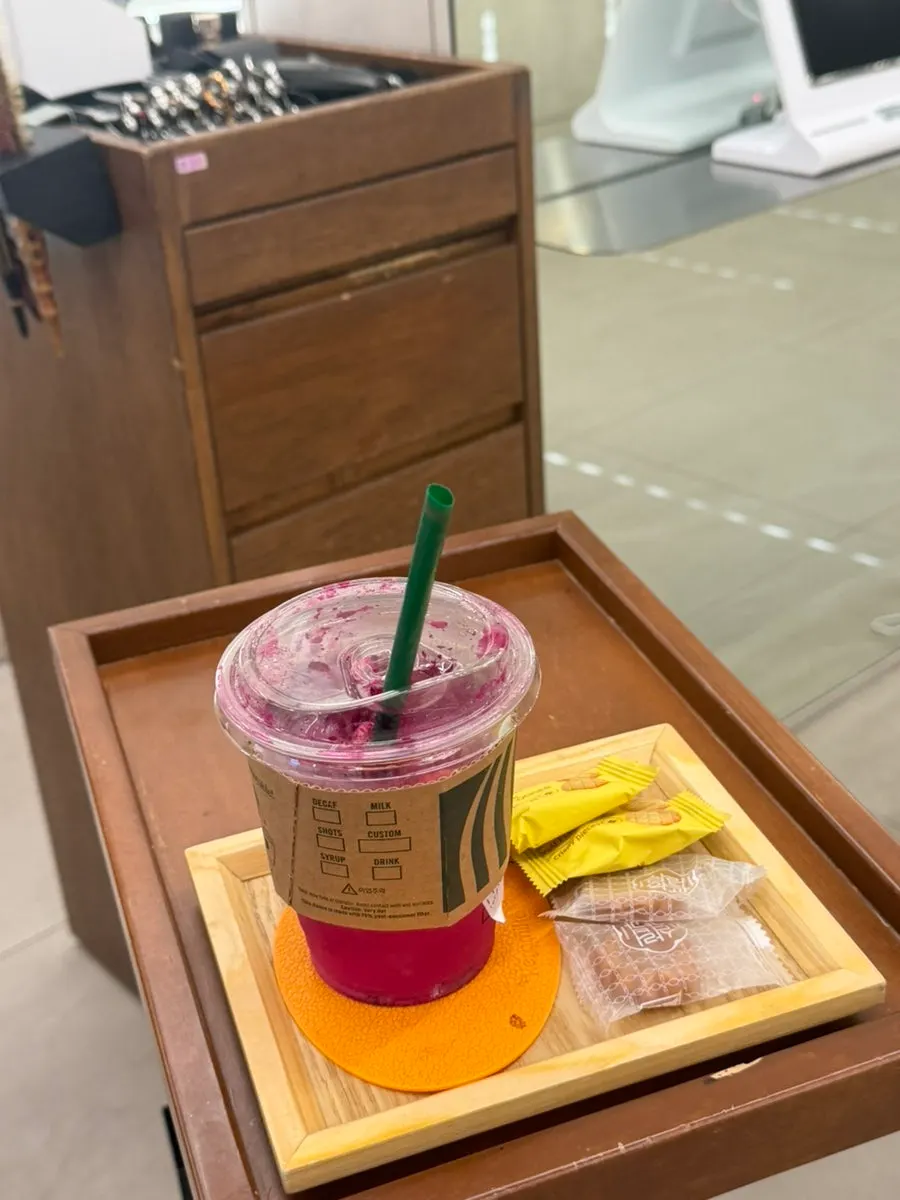 Snacks and yakgwa served during the treatment