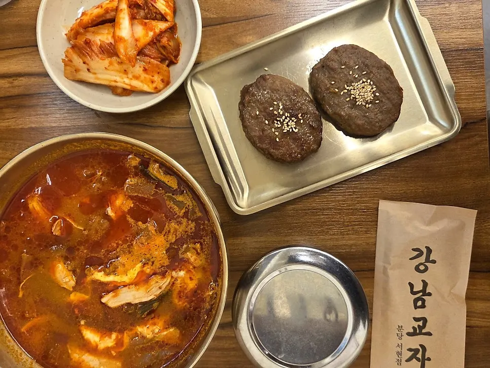 닭개장과 떡갈비가 함께 놓인 테이블