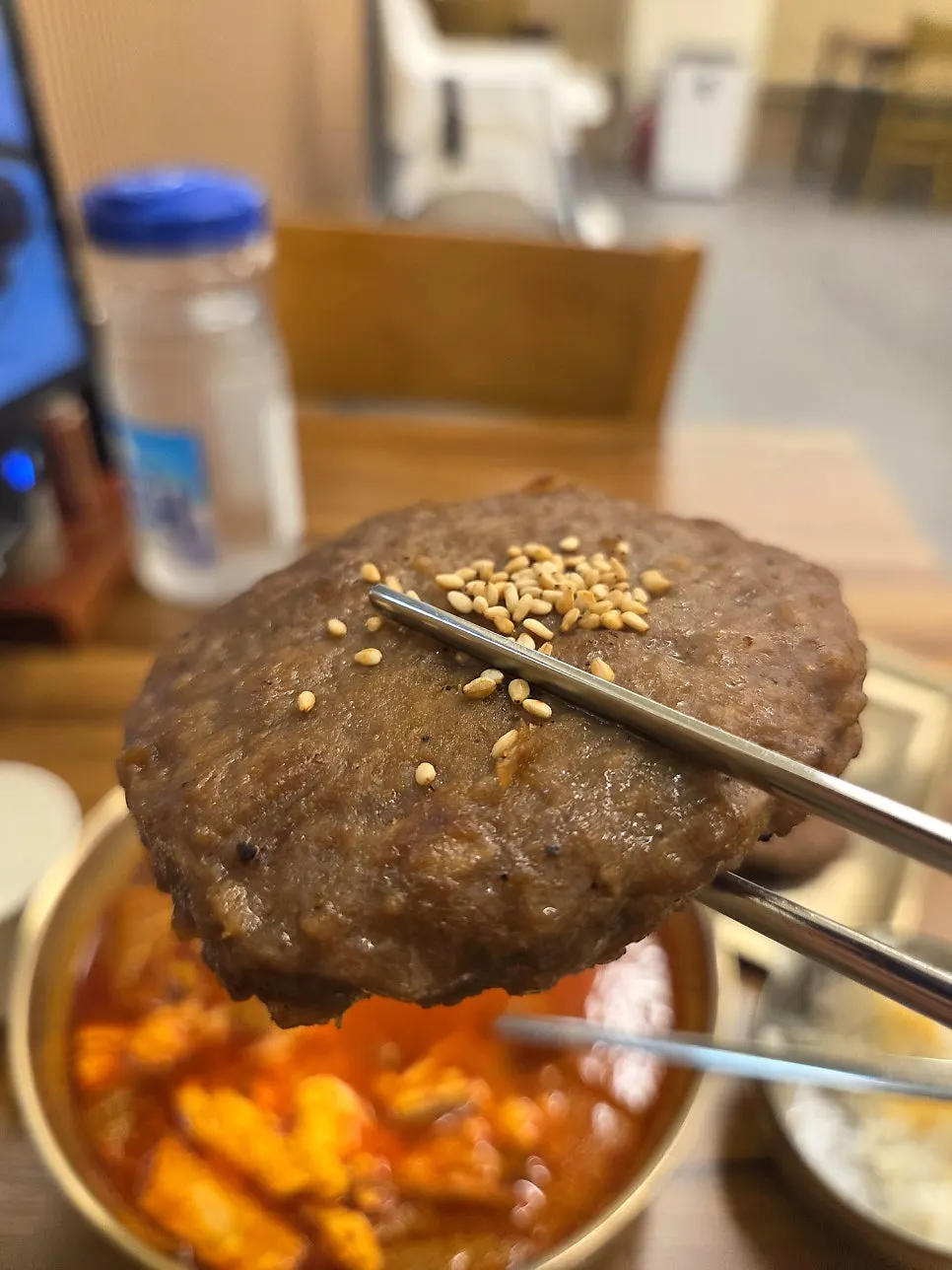바닥이 보일 만큼 비운 닭개장 그릇