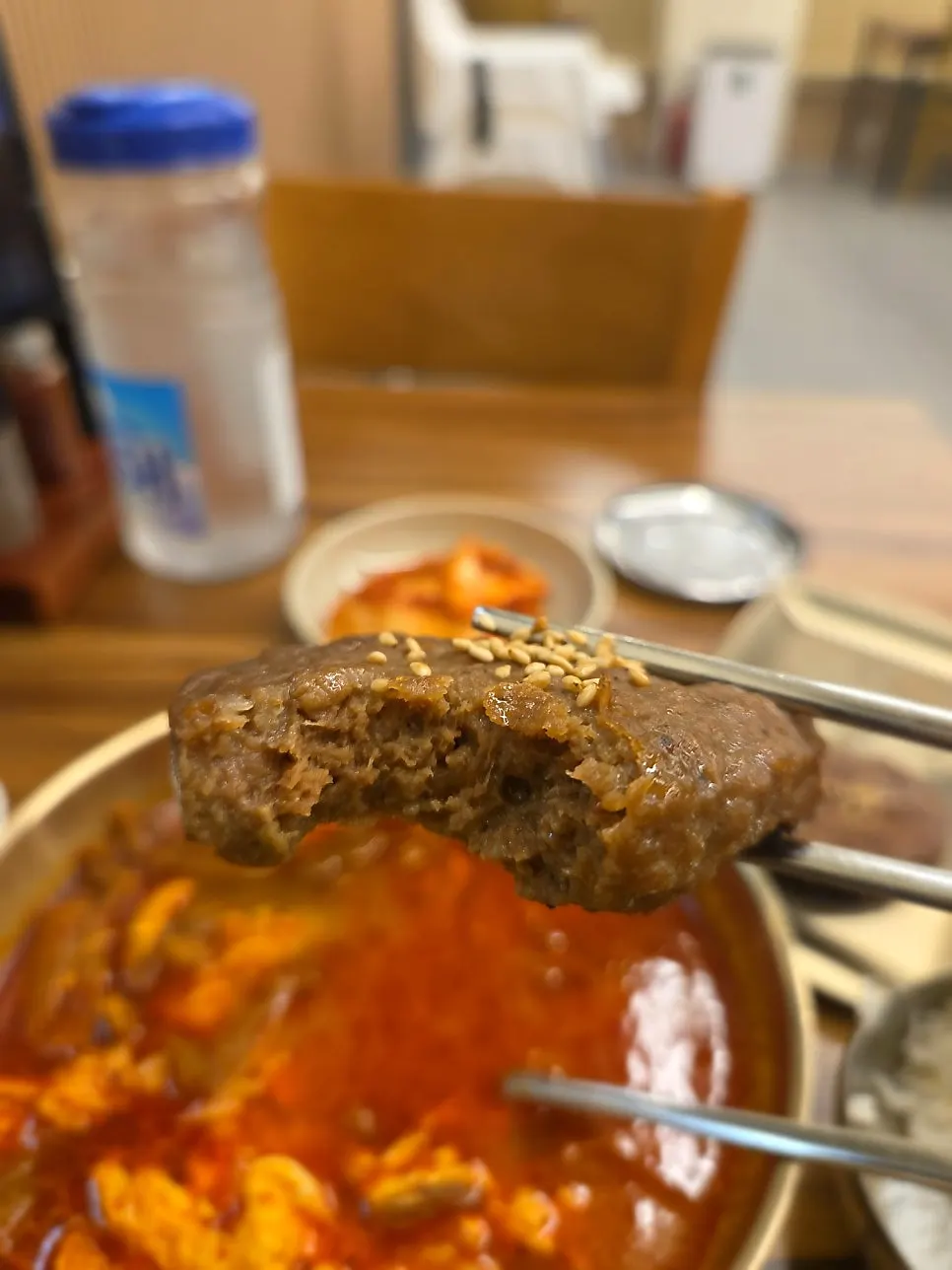 숟가락으로 건져 올린 닭개장 건더기