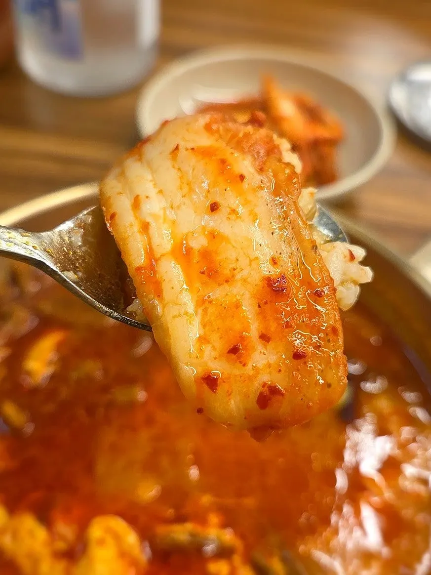 한 입 잘라 육즙이 보이는 떡갈비 단면