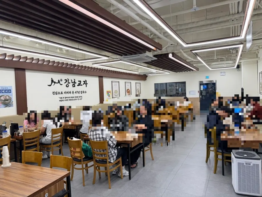 넓고 깔끔한 강남교자 분당서현점 매장 내부