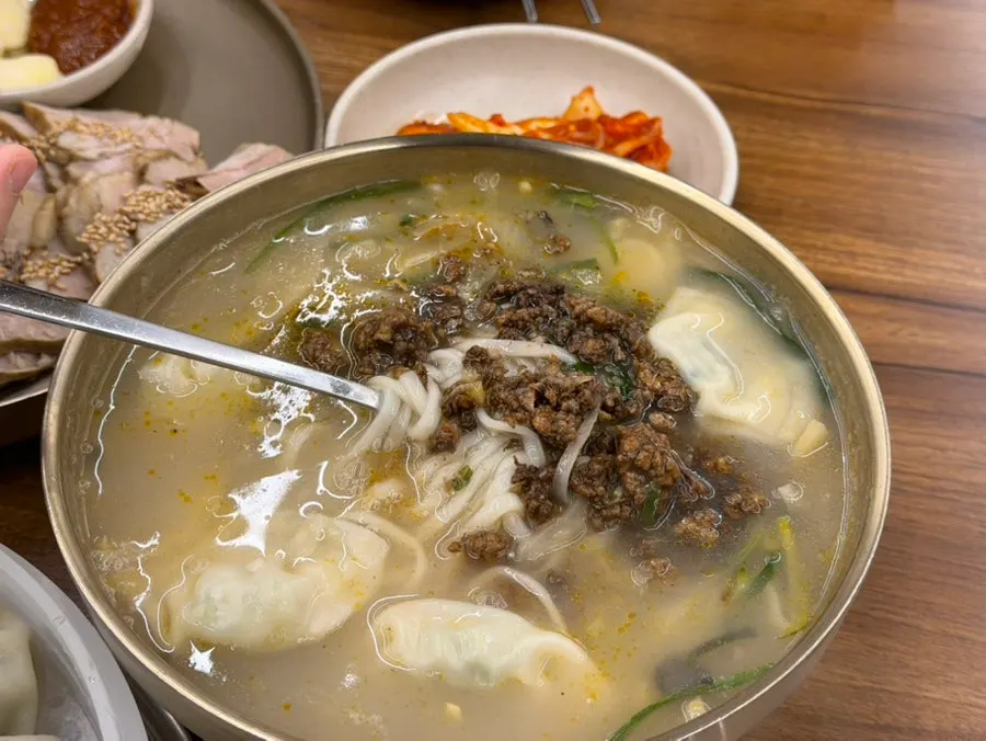 고기 고명이 올라간 칼국수 클로즈업