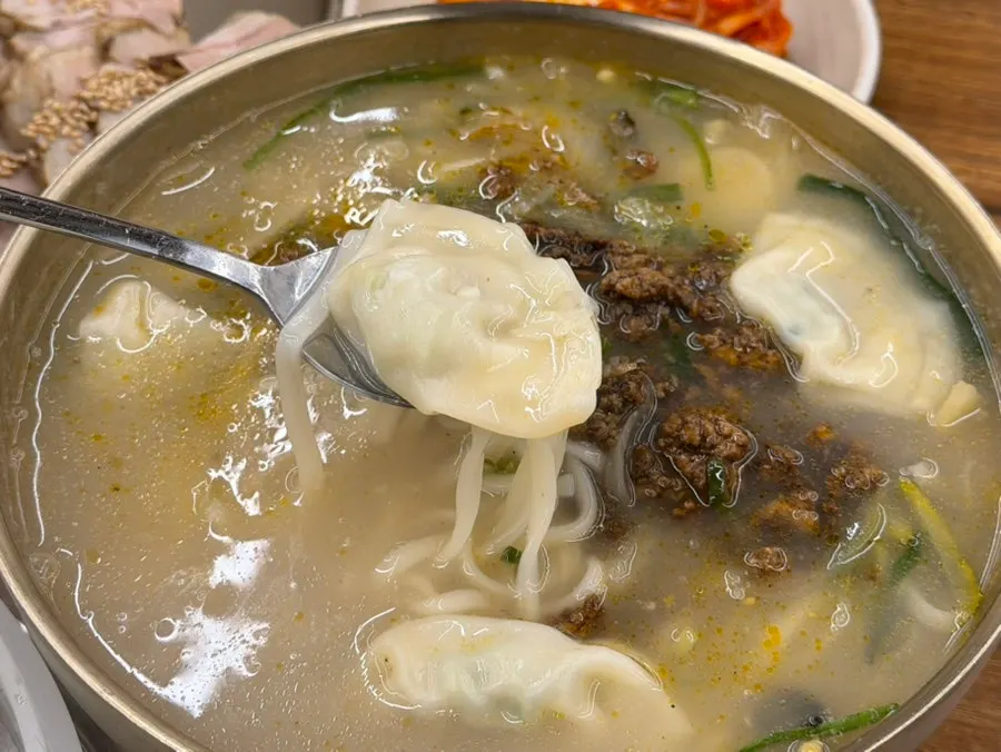 칼국수 면을 들어올린 모습