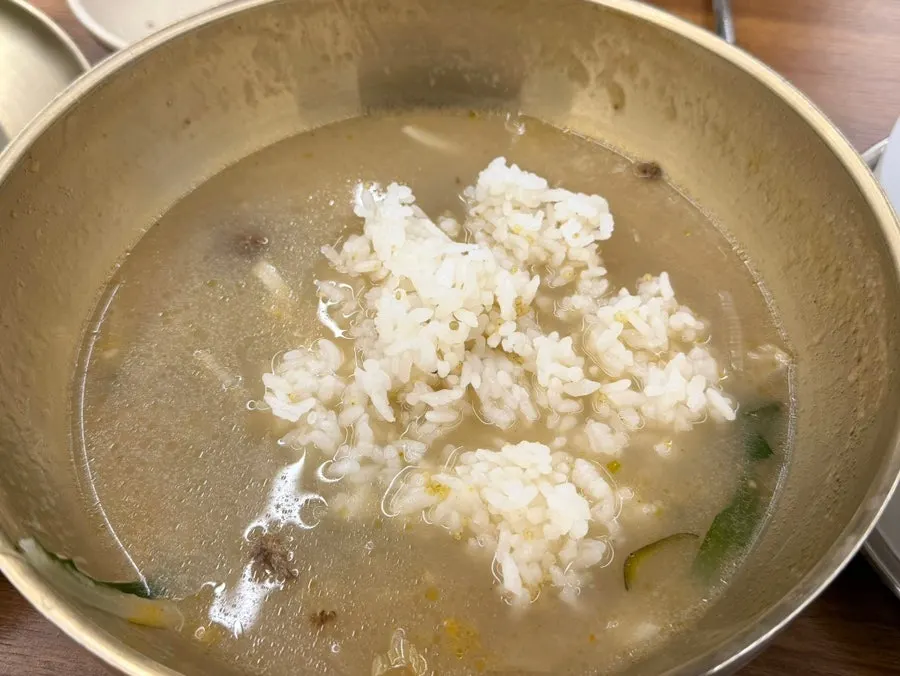 칼국수 국물과 고기 고명