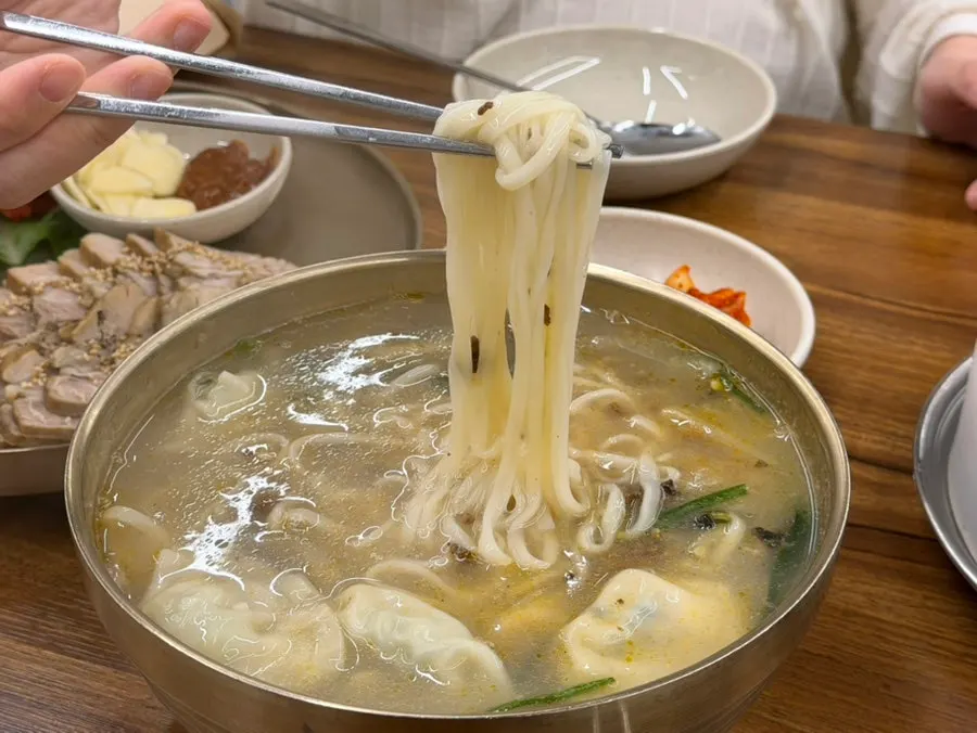 칼국수 국물에 공기밥을 말아 먹는 모습
