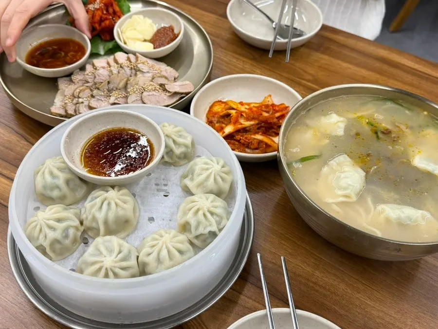 식사를 마친 테이블과 매장 풍경