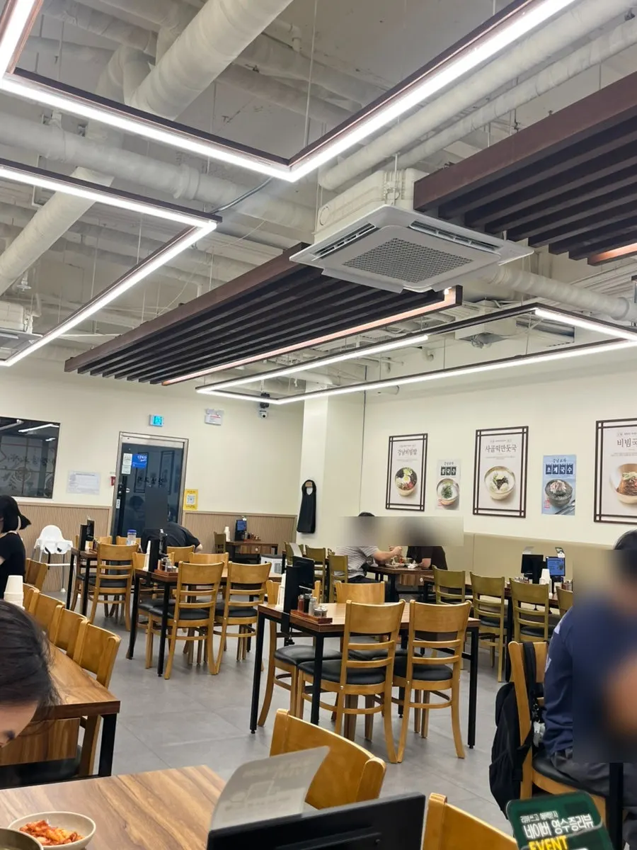 Bright, clean interior of Gangnam Gyoja Bundang Seohyeon Branch