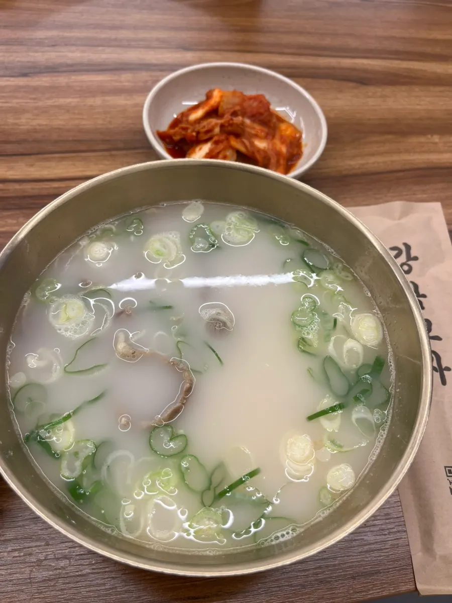 Seolleongtang set served with kimchi and rice