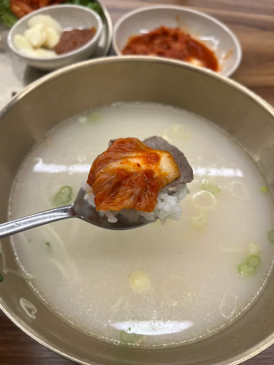 Rice mixed into seolleongtang broth topped with kimchi