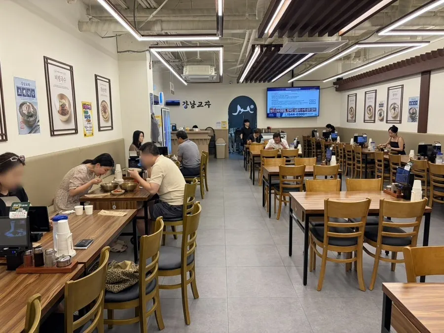 Spacious interior of Gangnam Gyoja Bundang Seohyeon Branch