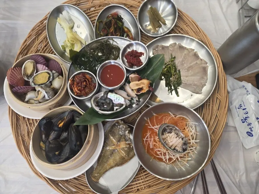 파김치와 백김치, 장아찌가 놓인 셀프바