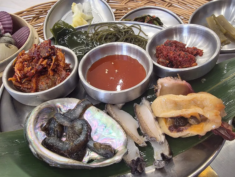 대나무 채반에 깔린 해녀 한상 전체
