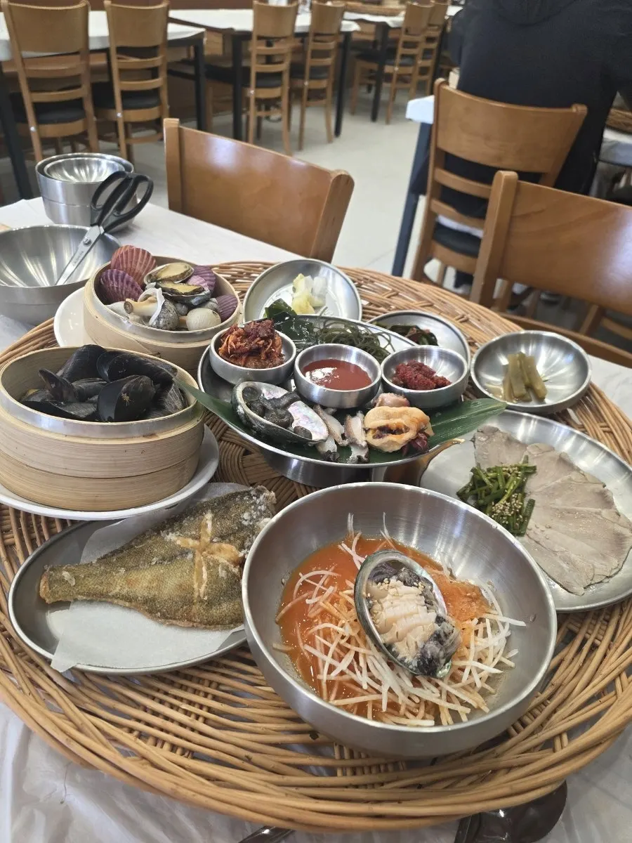 가리비와 홍합, 소라가 담긴 찜기