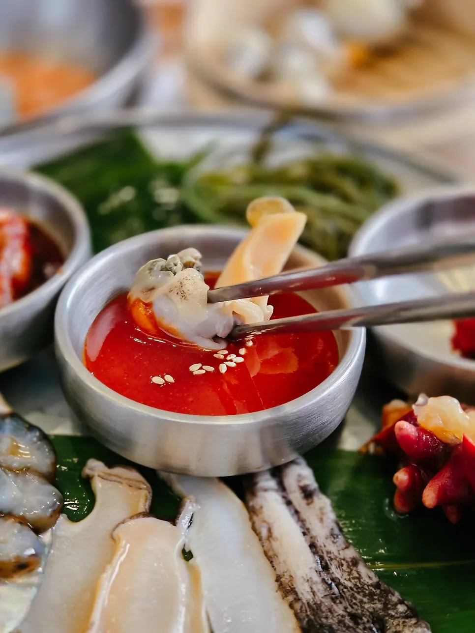 전복찜을 집어 든 세로 사진