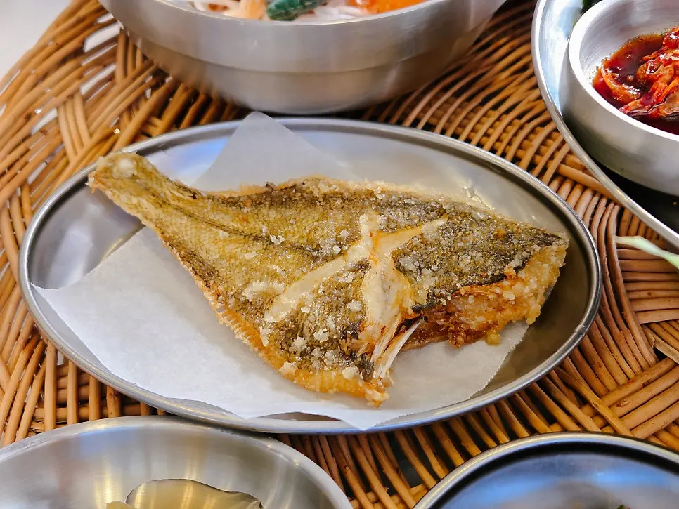 전복 한 마리가 통째로 올라간 전복물회