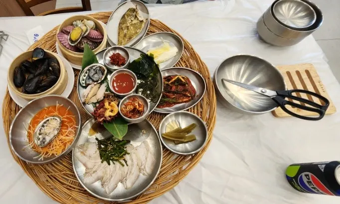 해산물이 푸짐하게 깔린 해녀한상 상차림