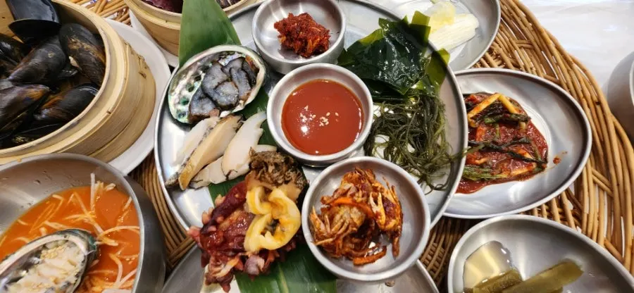 얇게 저민 수육과 파김치
