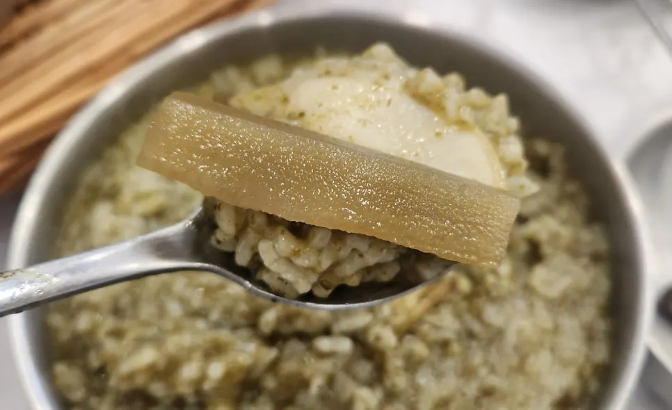 셀프바에서 담아온 청어알젓과 김치 반찬