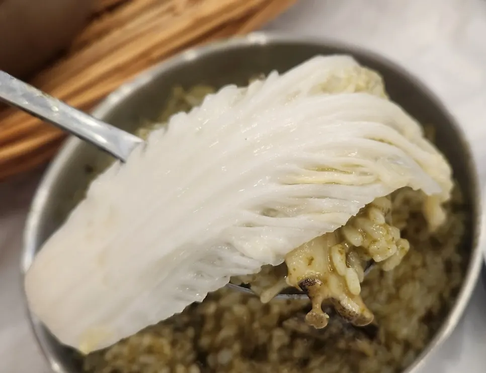 신선한 가리비와 백김치