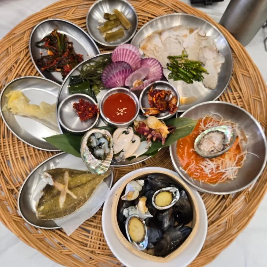 Full haenyeo table with 12+ dishes set out