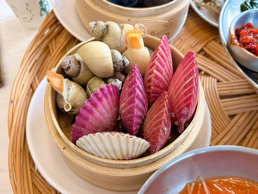 전복 홍합 가리비 찜이 담긴 해산물 접시