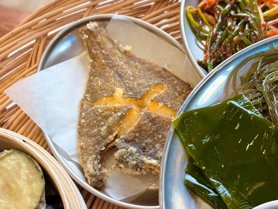 냉제육과 밑반찬이 차려진 한상