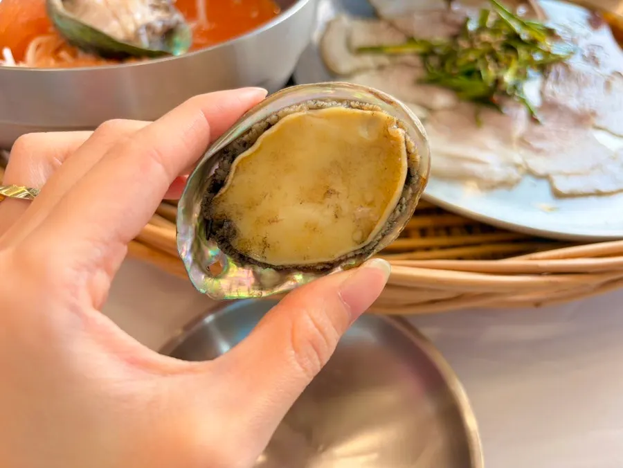 부드럽게 찐 전복 한 점