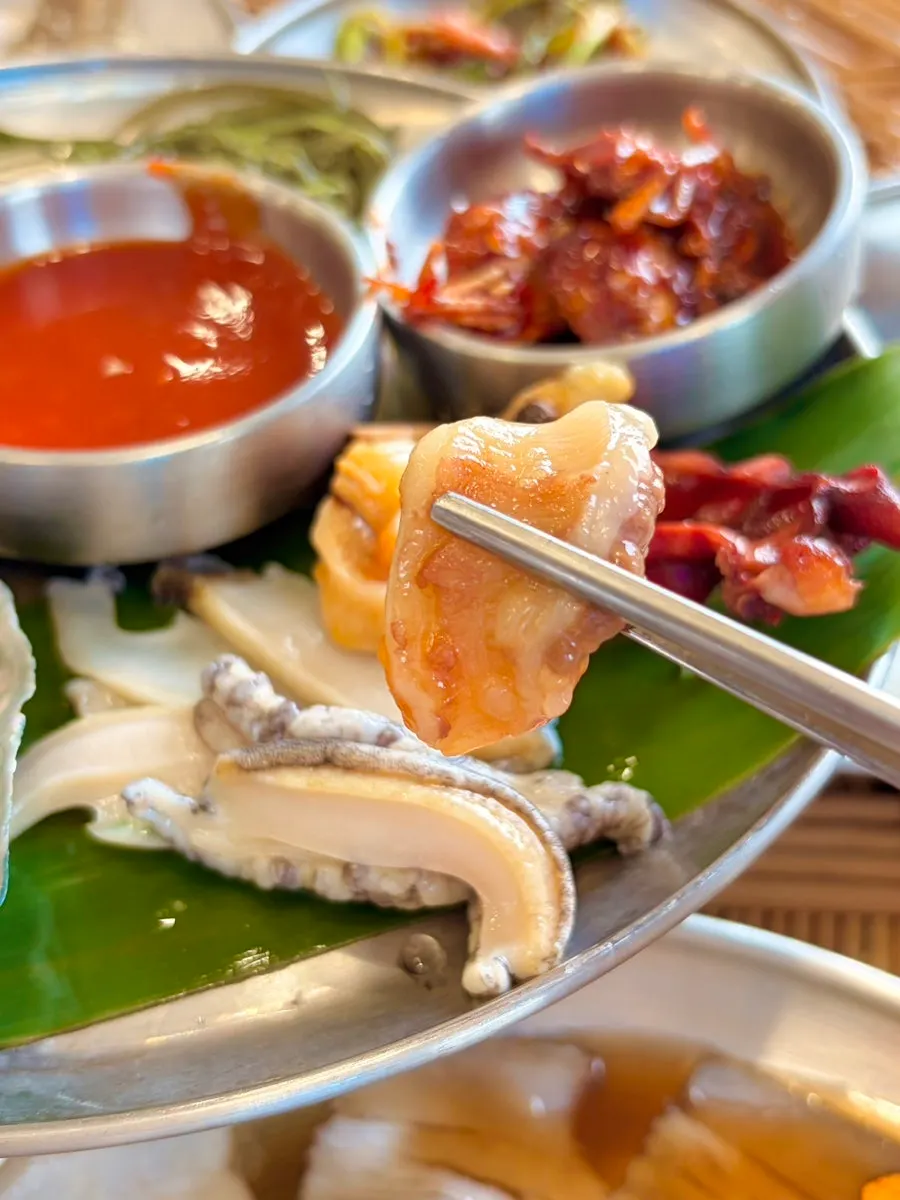 해초와 미역이 담긴 반찬 접시