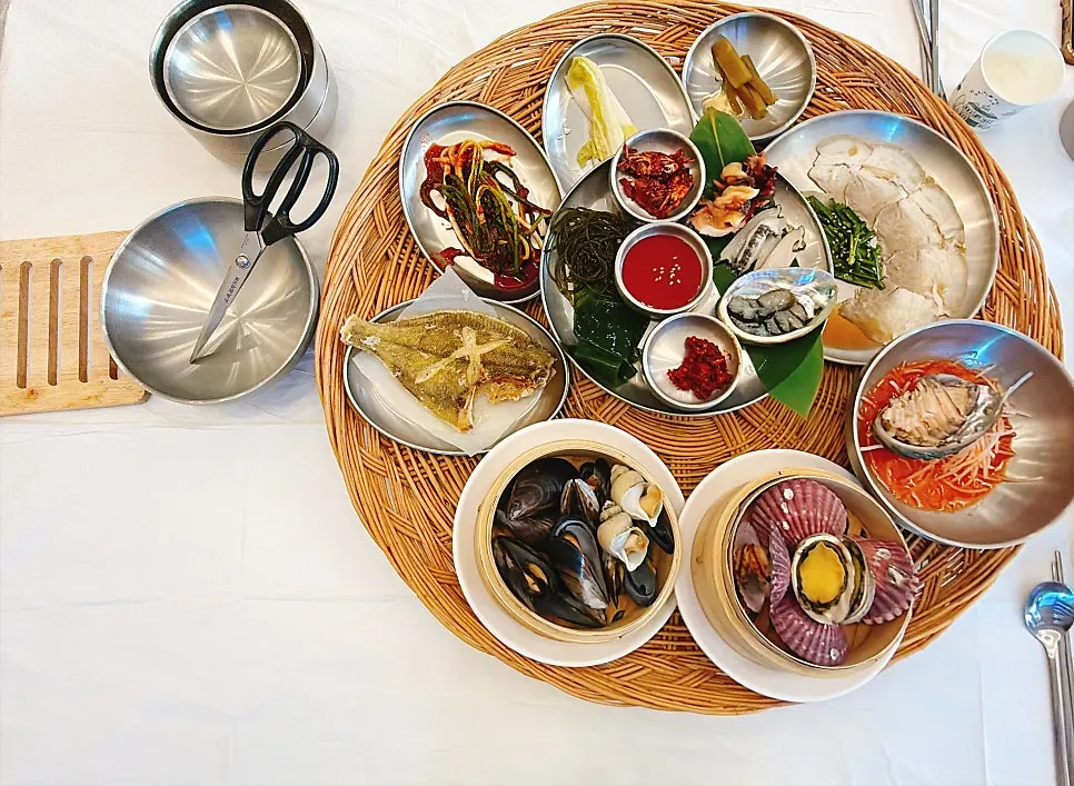 Haenyeo table with boiled pork and mulhoe
