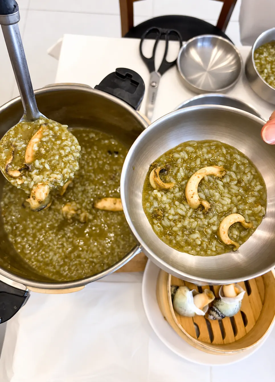 Steaming pressure-cooker abalone porridge
