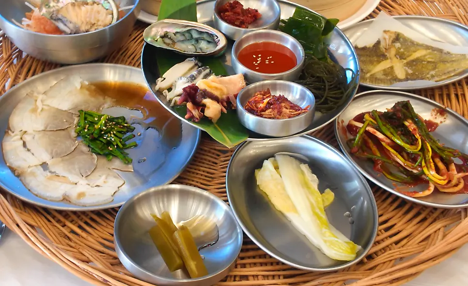 Plate of boiled pork served with the haenyeo table