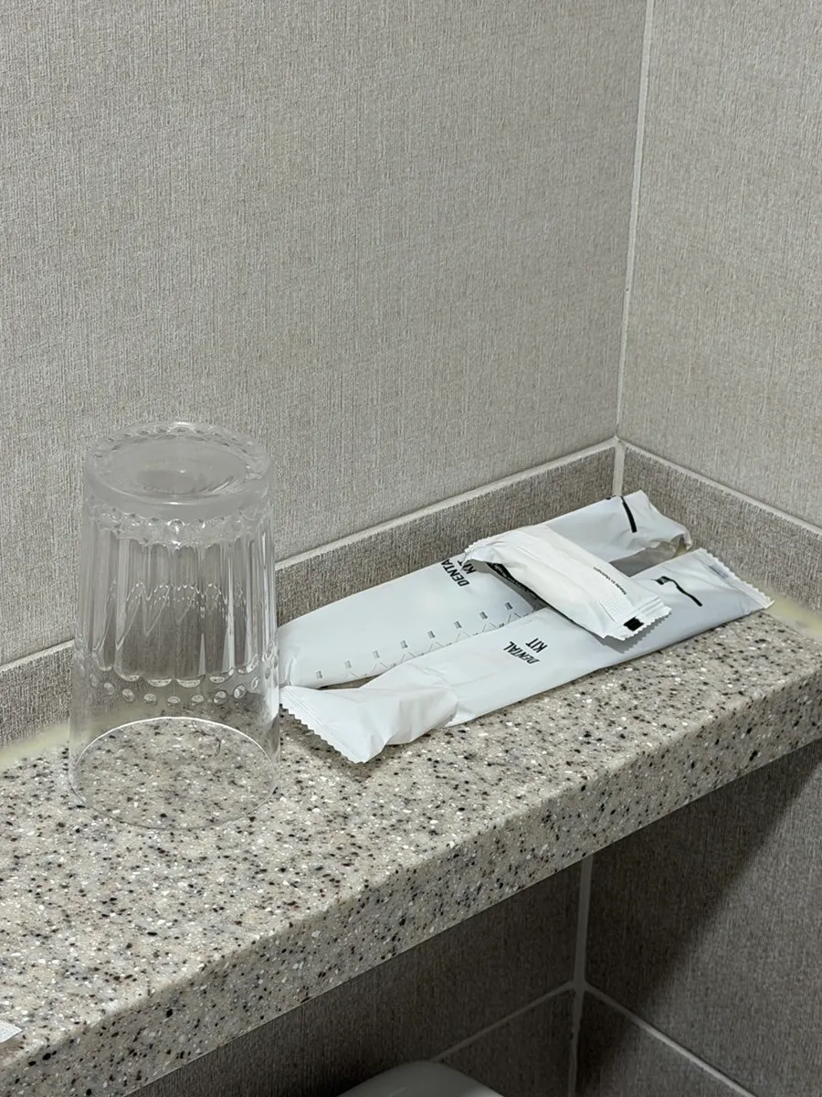 욕실에 준비된 샴푸와 린스, 바디워시