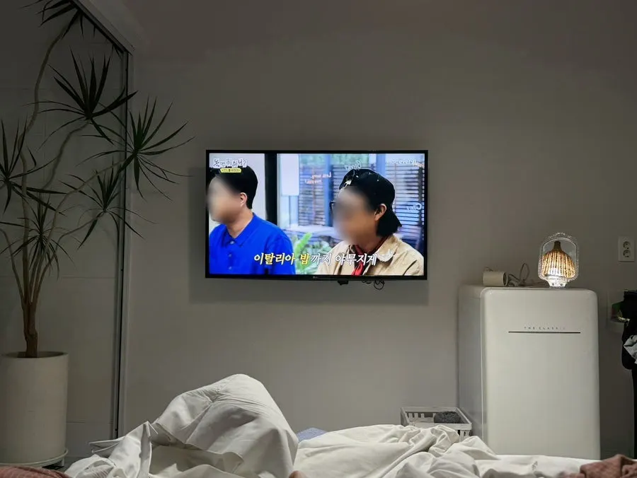 스파 후 티비를 보며 쉬는 객실 침대
