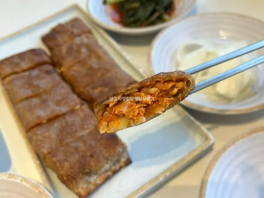 갓 구워 나온 메밀전병 한 접시