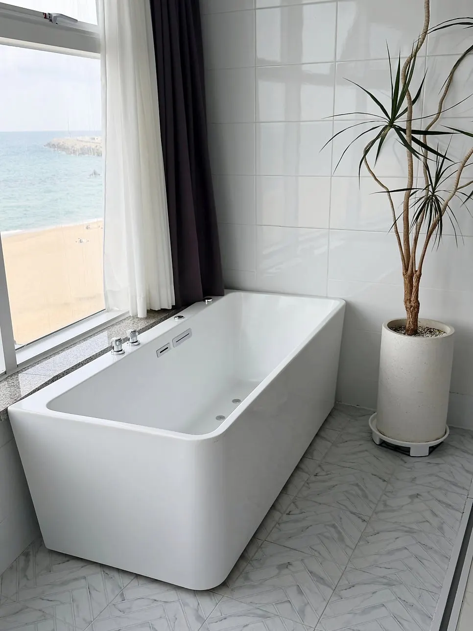 Ocean-view bathtub spa in Room 402