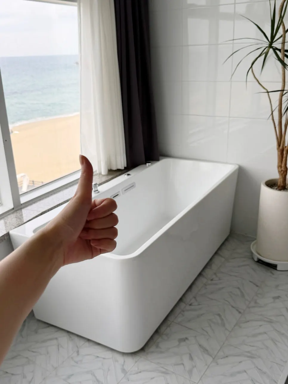 Bathtub at Your Anmok placed by the window