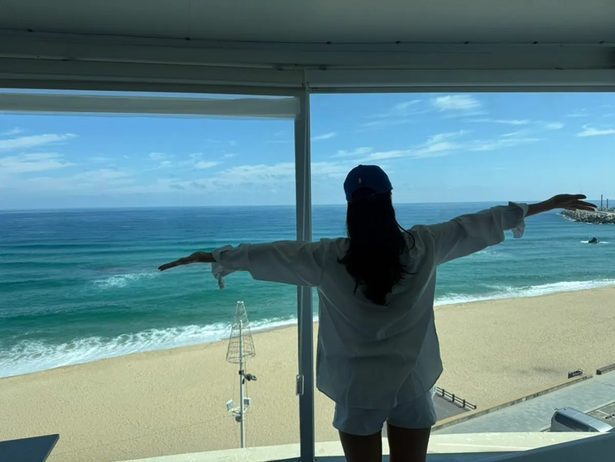 A spot for taking photos in a full-height ocean-view room